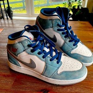 French blue fire red youth size 7 Jordan’s. Excellent condition.